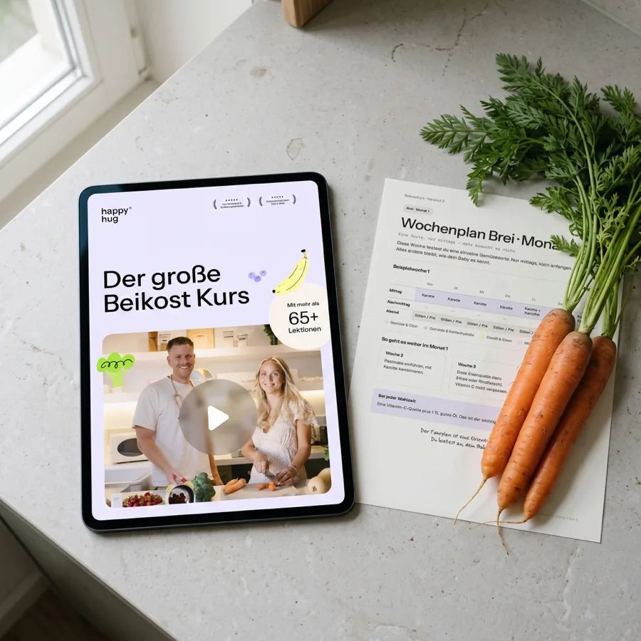 Beikostkurs auf dem Tablet neben dem Wochenplan Brei und frischen Karotten